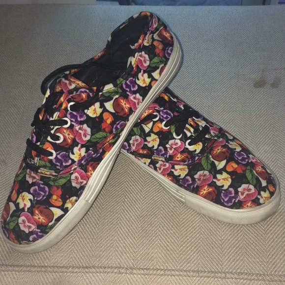 Alice in Wonderland Flowers Shoes - Picture 2 of 5
